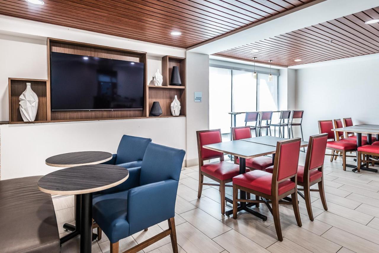 Holiday Inn Express Flint-Campus Area By Ihg Exteriör bild